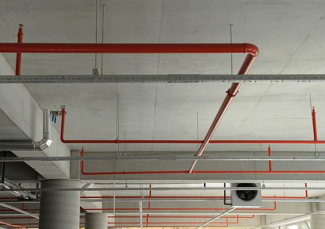 Fire sprinkler pipe system in a parking garage