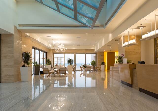 A hotel lobby with both luminaires and natural light sources that create a welcoming atmosphere