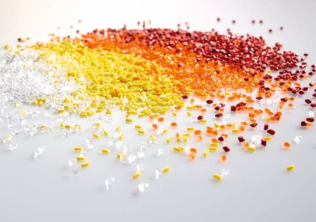 Multi-color plastic pellets