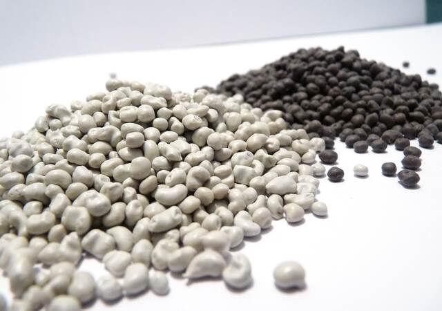 Image of mixed plastics grains provided by the customer.