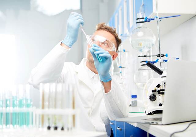 Man working in laboratory.