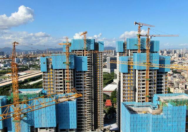 Cranes working on the construction of two skyscrapers