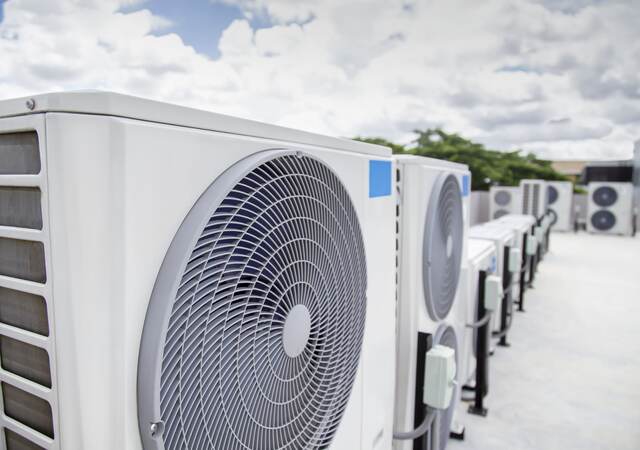 Air conditioning (HVAC) installed on the roof of industrial buildings.