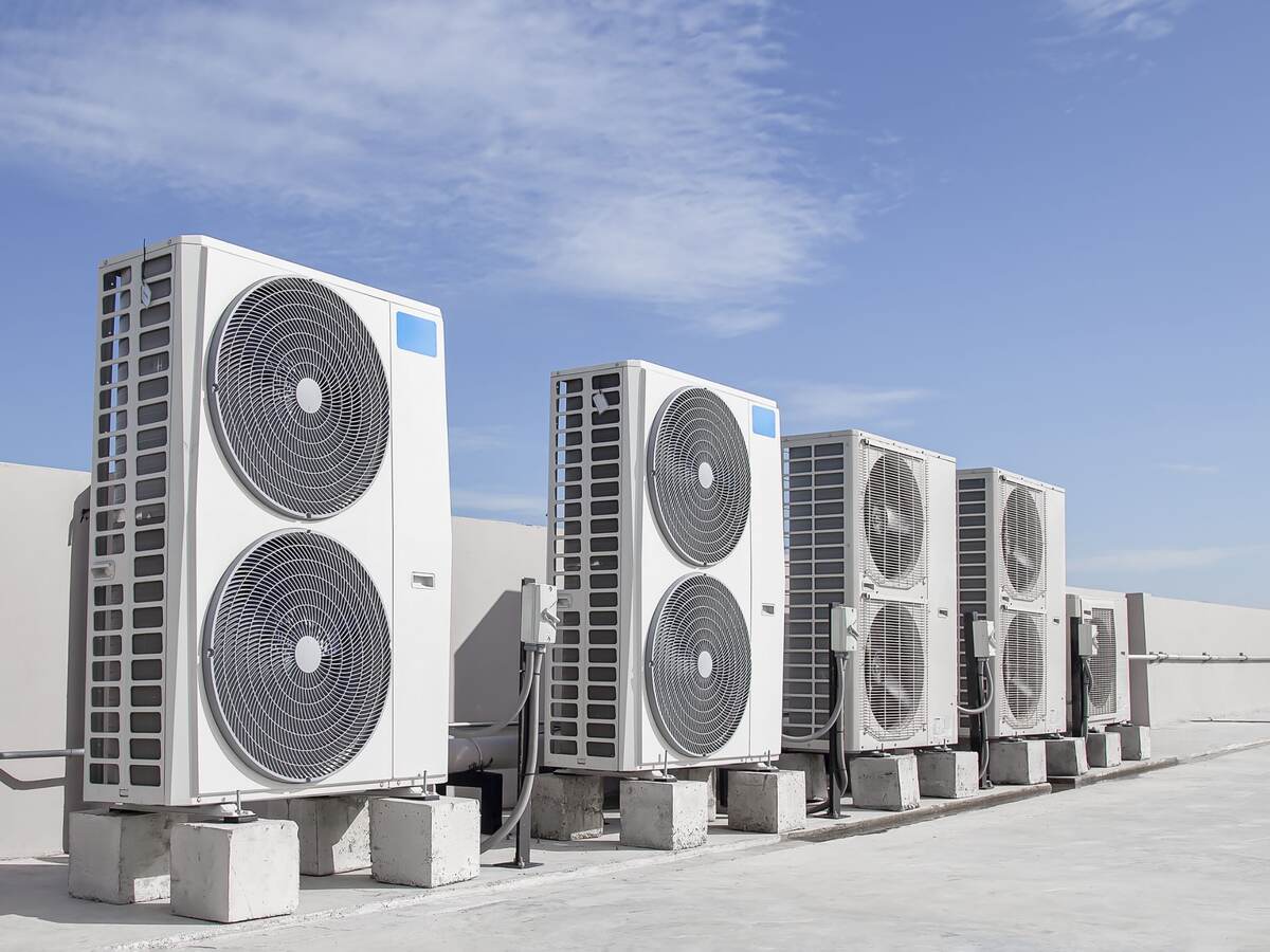 Air conditioning (HVAC) installed on the roof of industrial buildings.